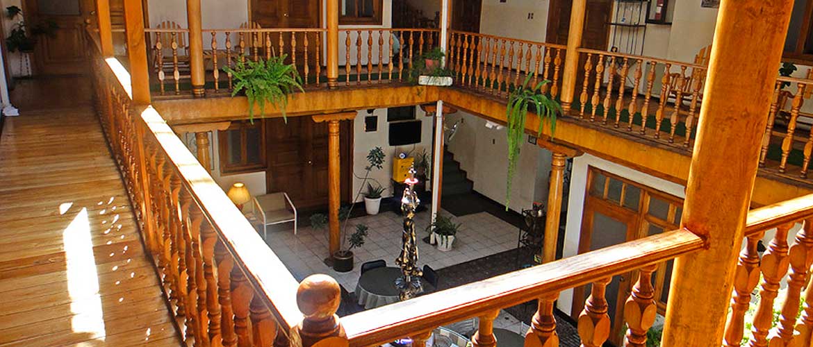 Fachada del hostal al atardecer