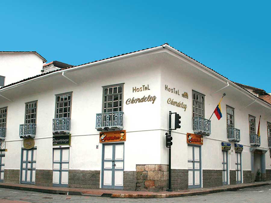 Equipo del Hostal Chordeleg y zonas comunes